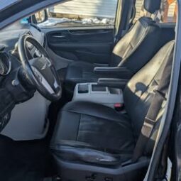 2013 Chrysler Town & Country Touring Minivan 4D full