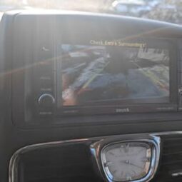 2013 Chrysler Town & Country Touring Minivan 4D full