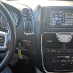 2013 Chrysler Town & Country Touring Minivan 4D full